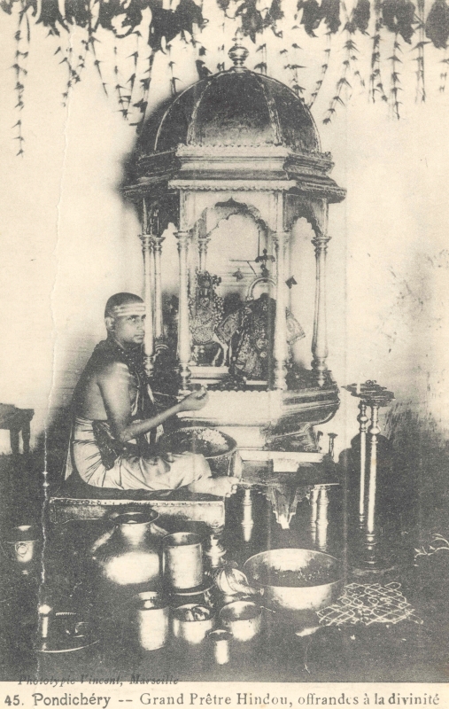 11-05 - Pondichery - pretre hindou - offrandes